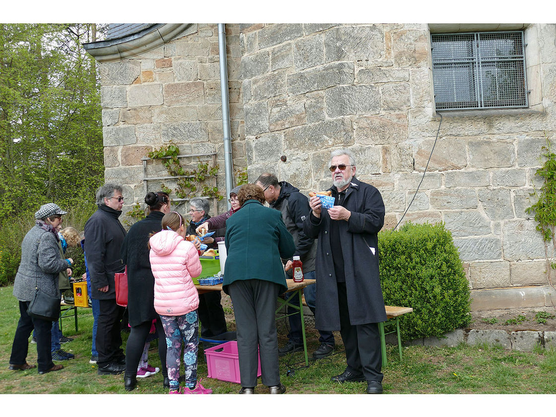 Bittprozession an der Weingartenkapelle (Foto: Karl-Franz Thiede)